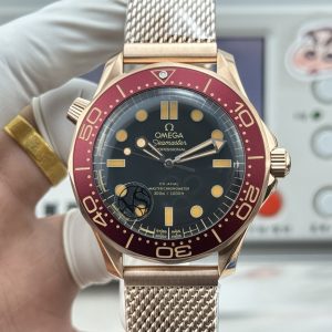 Alternative view of 【New Masterpiece • Artisan Heritage OMEGA 007-Seamaster Diver 300M】Exclusive Custom Edition! ▪️ Market's only authentic replica version: matching case back, precision-ground mesh bracelet, crown identical to the original! Meticulous attention to detail!▪️ Case crafted from 904L stainless steel, polished to a brilliant shine. Durable, scratch-resistant, and oxidation-resistant—maintains its lustrous appearance even with prolonged wear! ▪️ Hand-polished sapphire crystal glass, dazzling and scratch-resistant—not ordinary coated glass! ▪️ Exclusive custom 8806 dual-T movement with zero backlash, identical functionality to the original, featuring an extended 72-hour power reserve! More stable!▪️ Exquisite black-silver dial with skeletonized rhodium-plated hour and minute hands, creating striking contrast against the white-lacquered aluminum "lollipop" minute hand! Bezel and dial colors perfectly matched, featuring premium ice-blue luminescence! Limited release by ER Fine Watches—the same model worn by James Bond. Welcome to appreciate! Order now and receive a genuine Faux rubber strap as a gift!